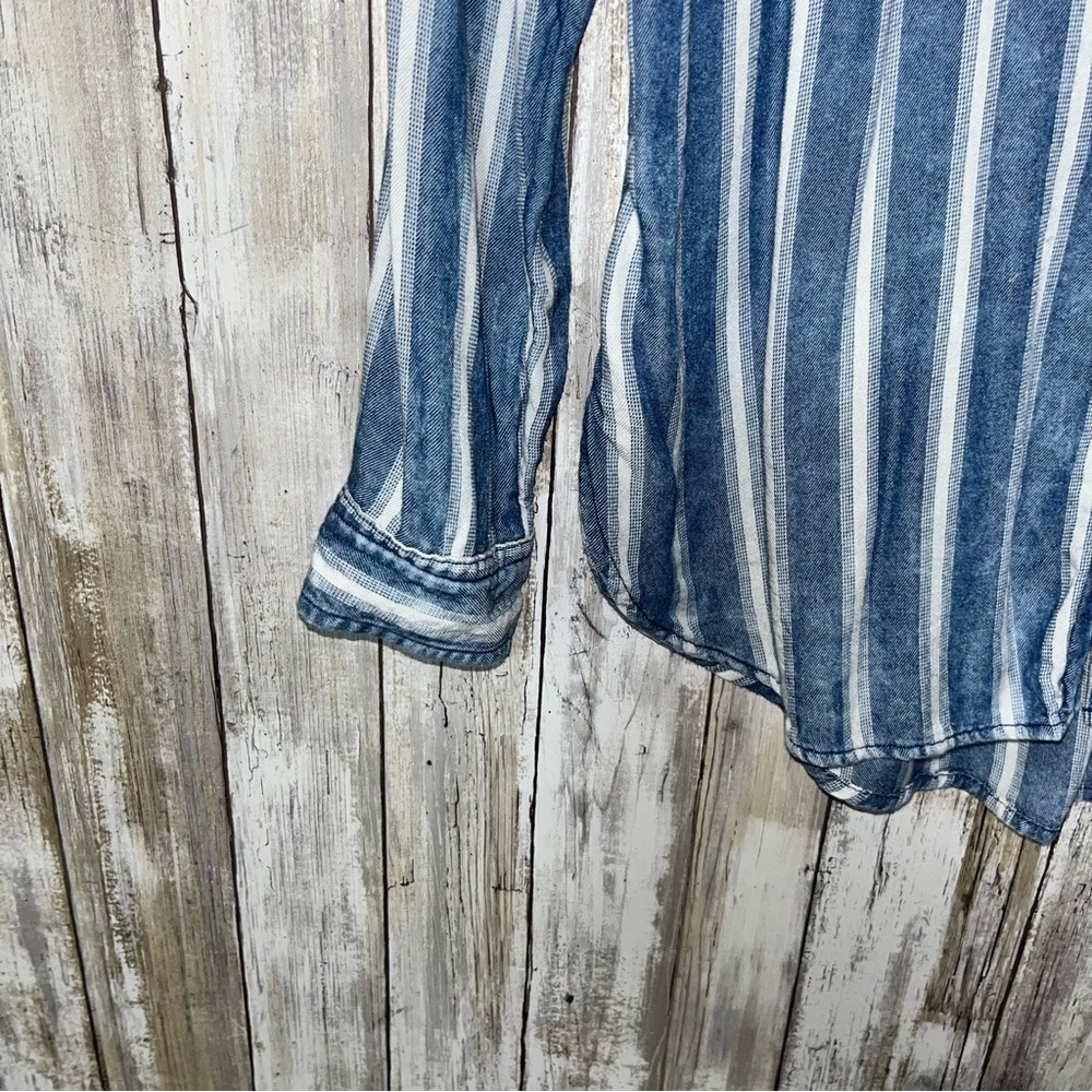 American Eagle boyfriend fit Women’s Blue Stone Wash Stripe Button Down - Picture 4 of 6